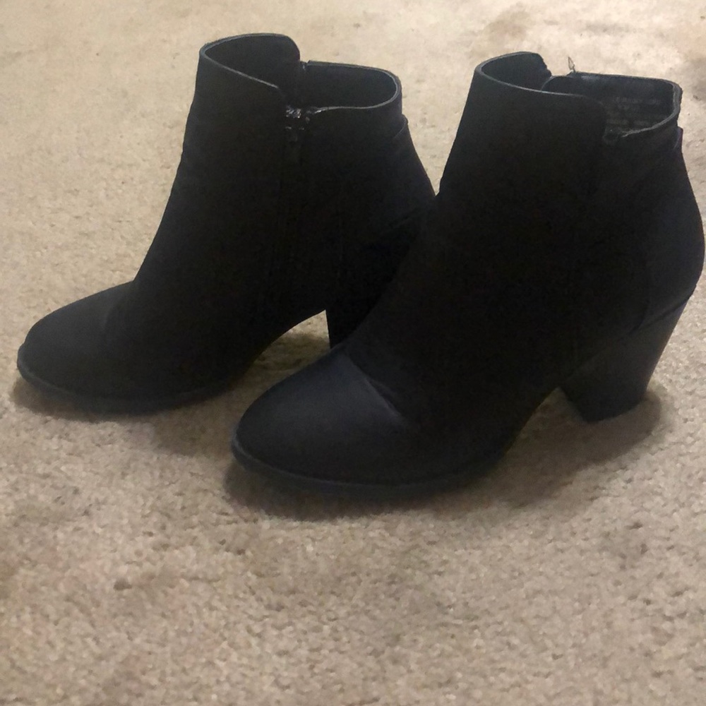 Low heel boots
